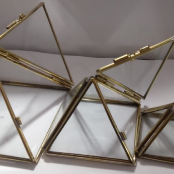 imagem Piramide em metal e vidro